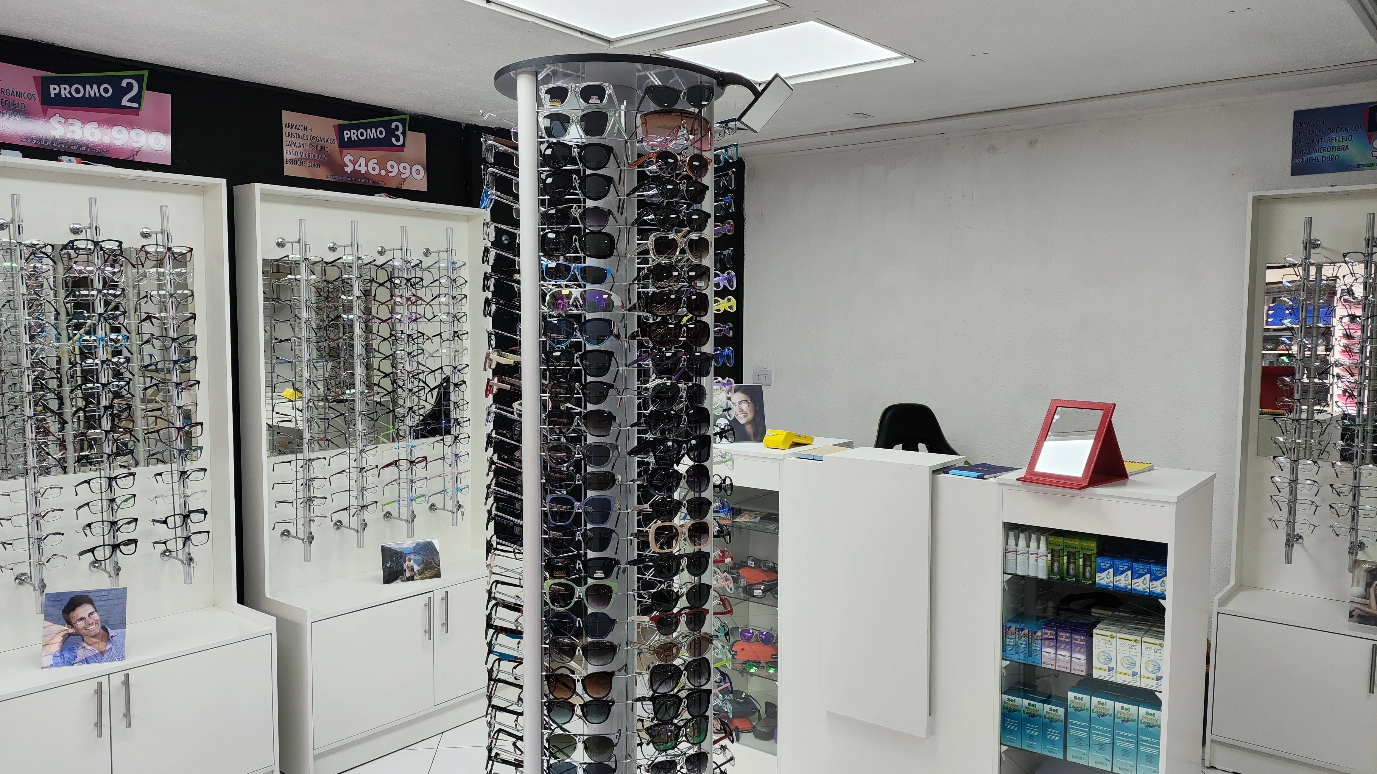 Interior de la sucursal Ópticas Milán